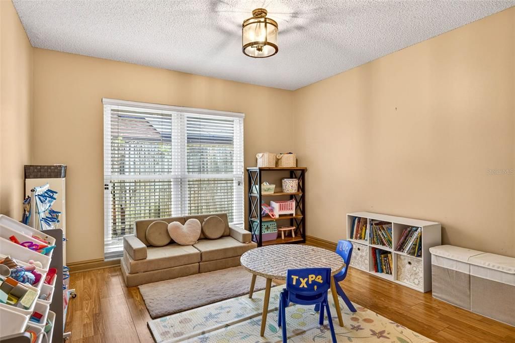 Activo con contrato: $469,900 (3 camas, 2 baños, 2060 Pies cuadrados)