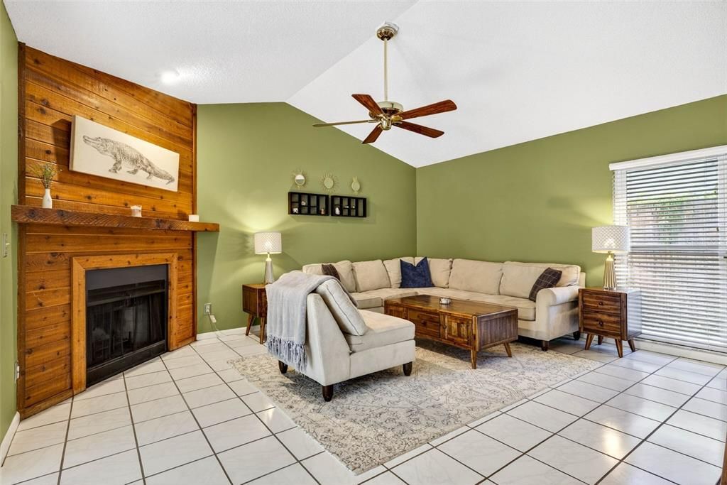 Activo con contrato: $469,900 (3 camas, 2 baños, 2060 Pies cuadrados)