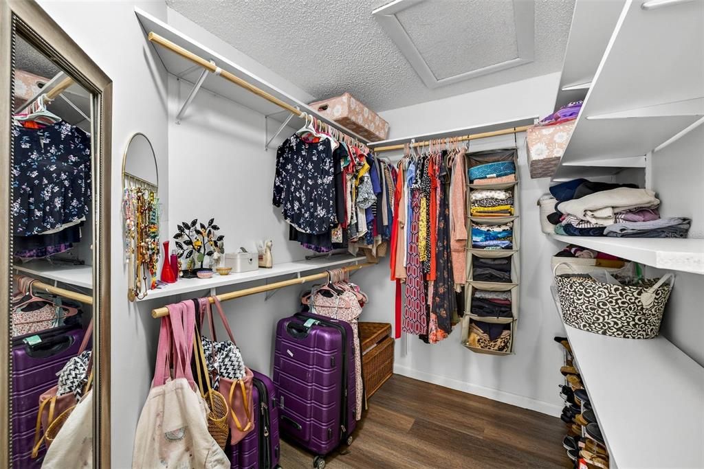 Activo con contrato: $469,900 (3 camas, 2 baños, 2060 Pies cuadrados)