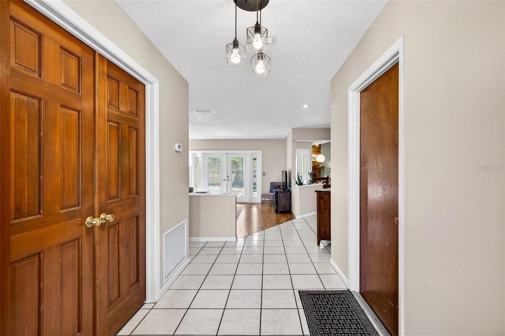 Activo con contrato: $469,900 (3 camas, 2 baños, 2060 Pies cuadrados)