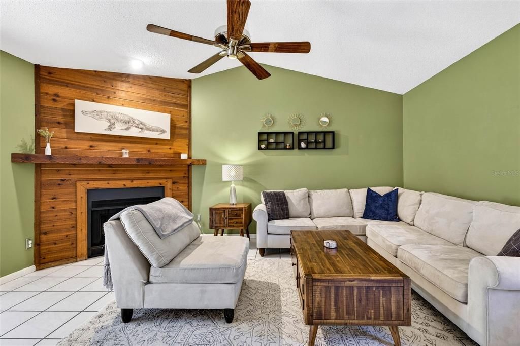Activo con contrato: $469,900 (3 camas, 2 baños, 2060 Pies cuadrados)