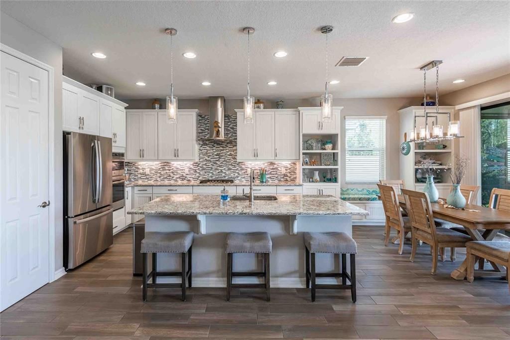 合同活跃: $669,900 (3 贝兹, 2 浴室, 2408 平方英尺)