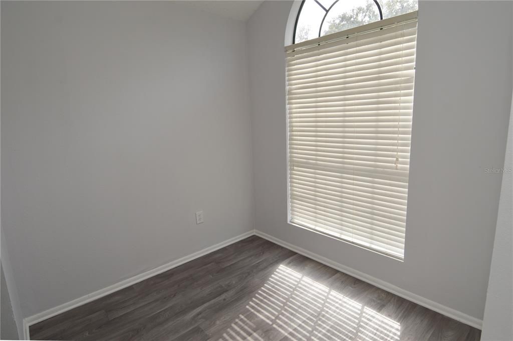 For Sale: $110,000 (1 beds, 1 baths, 581 Square Feet)
