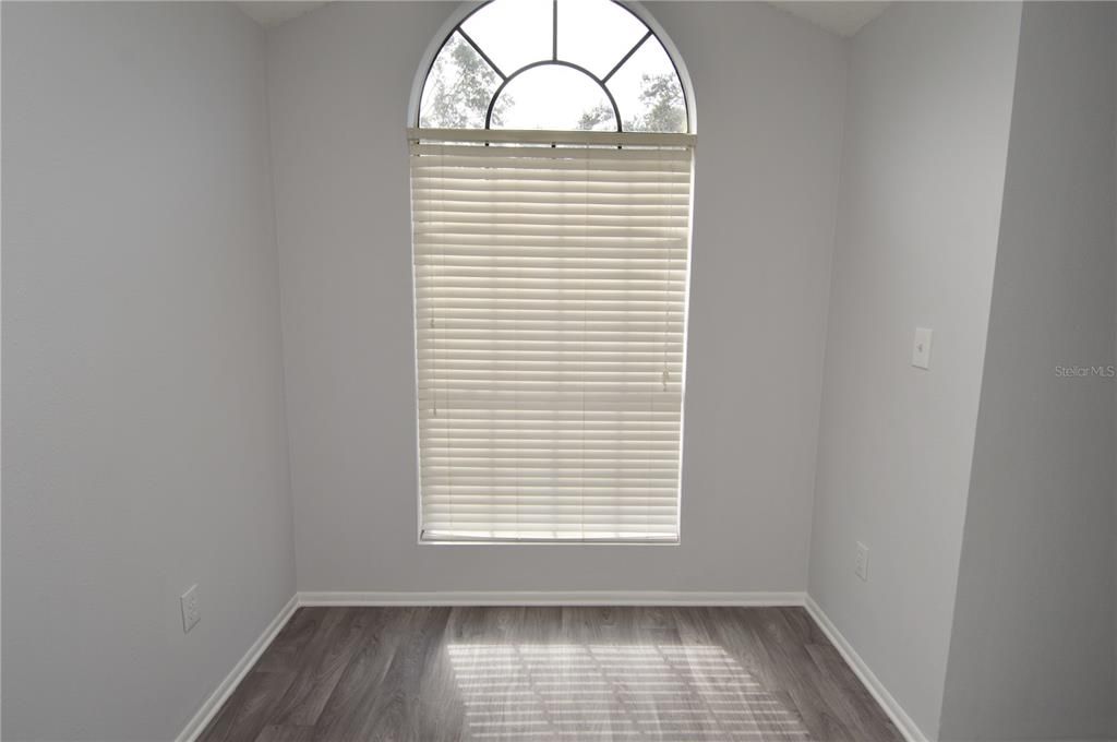 For Sale: $110,000 (1 beds, 1 baths, 581 Square Feet)