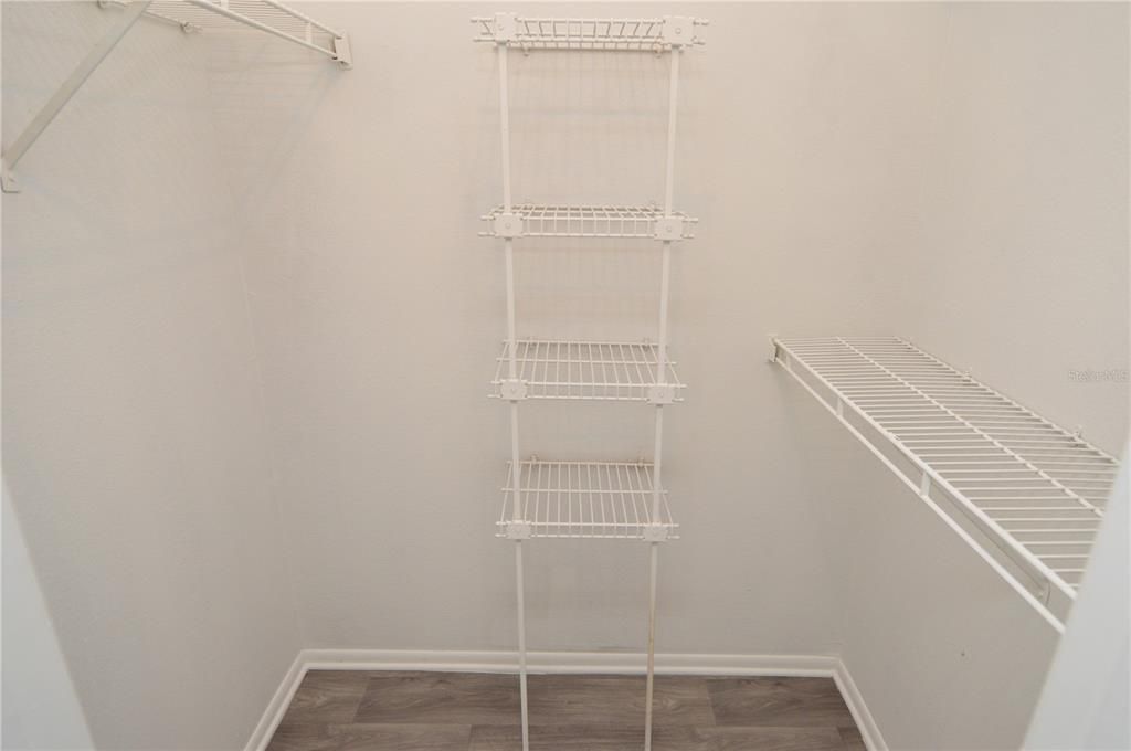 For Sale: $110,000 (1 beds, 1 baths, 581 Square Feet)
