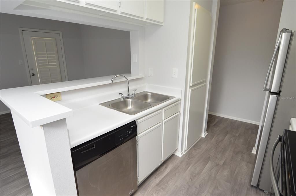For Sale: $110,000 (1 beds, 1 baths, 581 Square Feet)