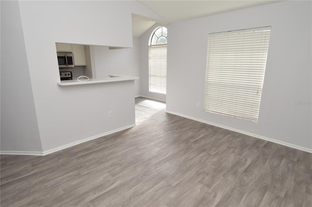 For Sale: $110,000 (1 beds, 1 baths, 581 Square Feet)