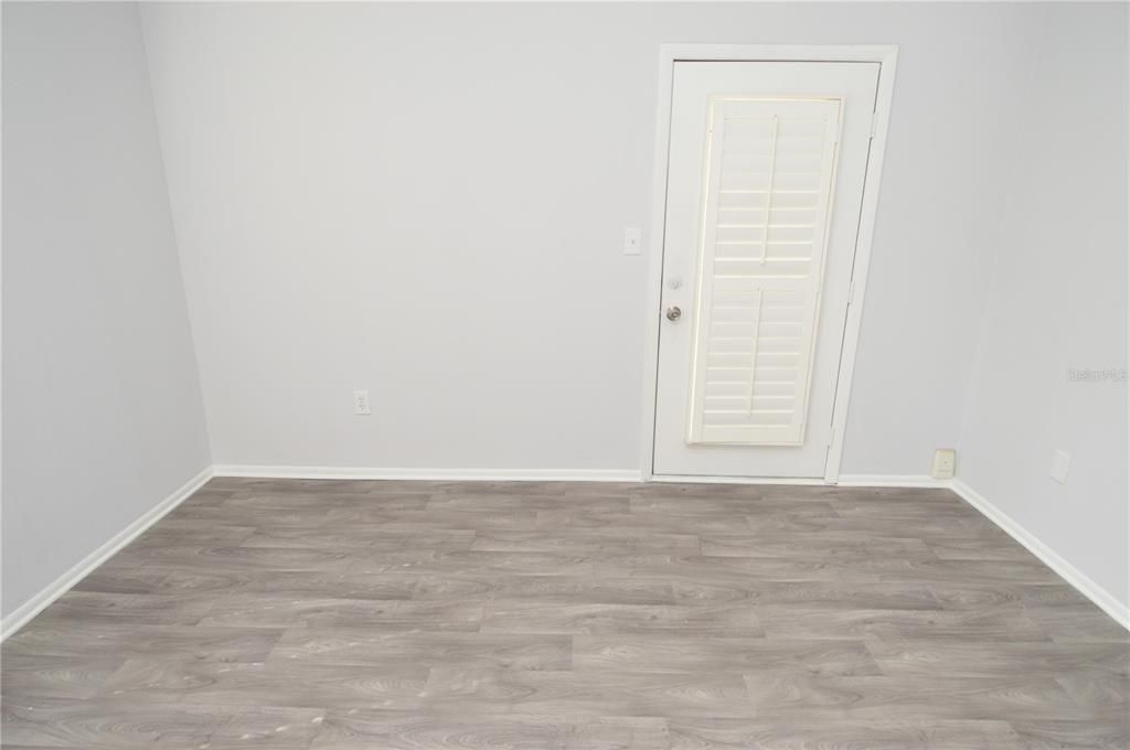 For Sale: $110,000 (1 beds, 1 baths, 581 Square Feet)