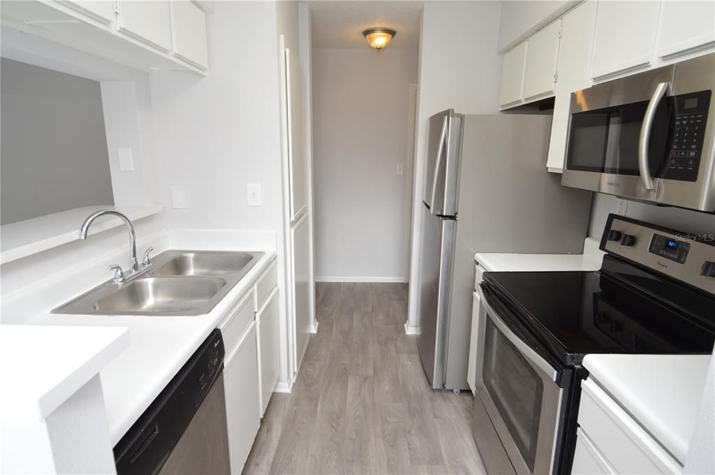 For Sale: $110,000 (1 beds, 1 baths, 581 Square Feet)