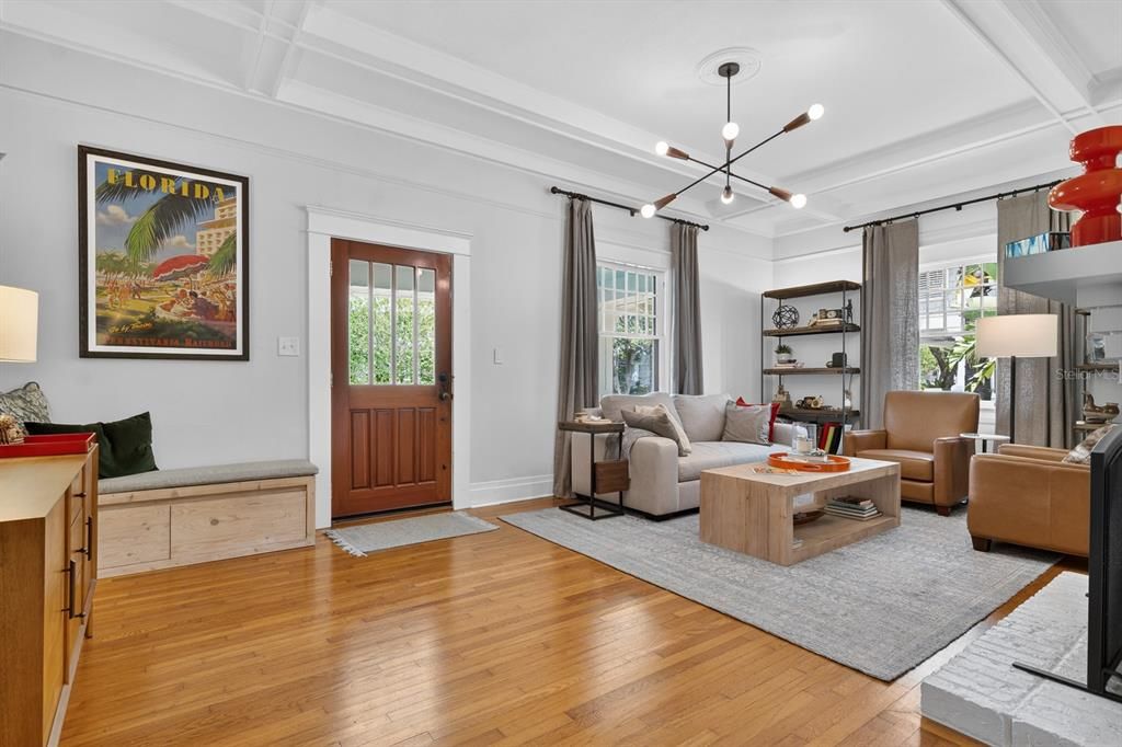 Activo con contrato: $1,950,000 (3 camas, 3 baños, 2819 Pies cuadrados)