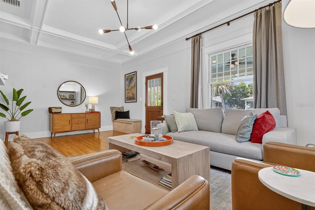 Activo con contrato: $1,950,000 (3 camas, 3 baños, 2819 Pies cuadrados)