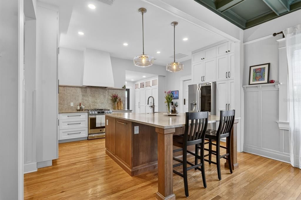 Activo con contrato: $1,950,000 (3 camas, 3 baños, 2819 Pies cuadrados)