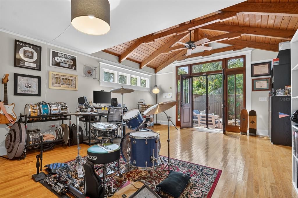 Activo con contrato: $1,950,000 (3 camas, 3 baños, 2819 Pies cuadrados)