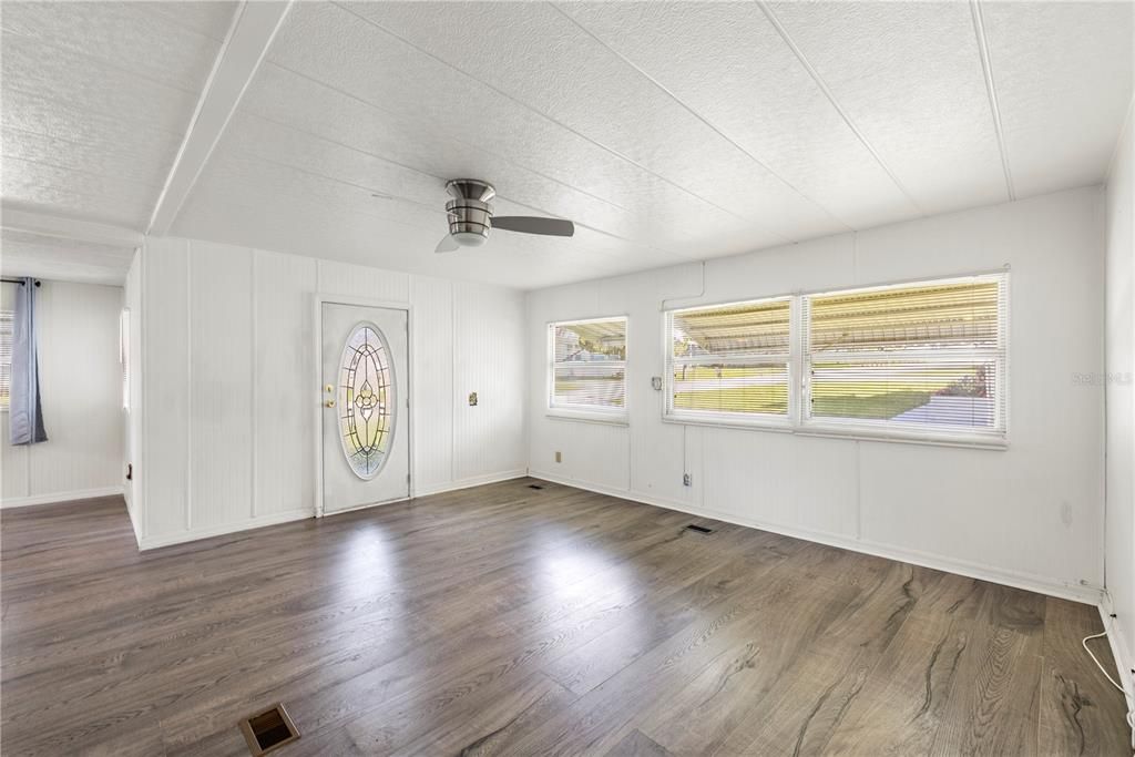 For Sale: $95,000 (2 beds, 2 baths, 864 Square Feet)