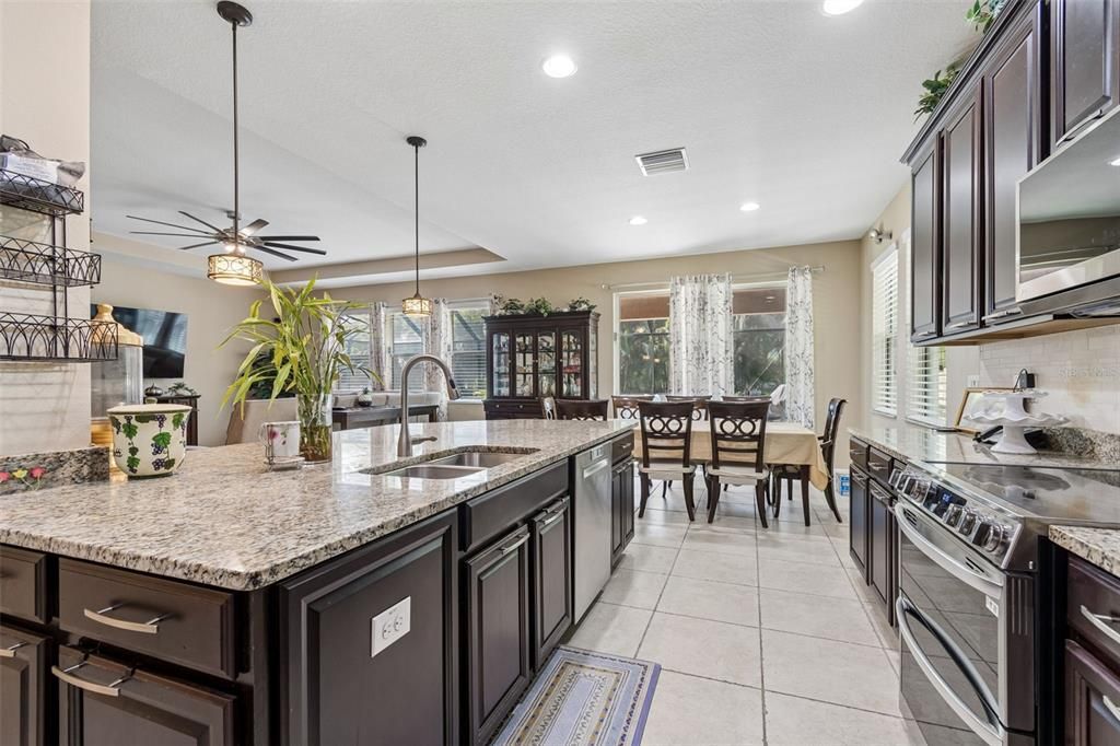 На продажу: $920,000 (5 спален, 3 ванн, 3099 Квадратных фут)