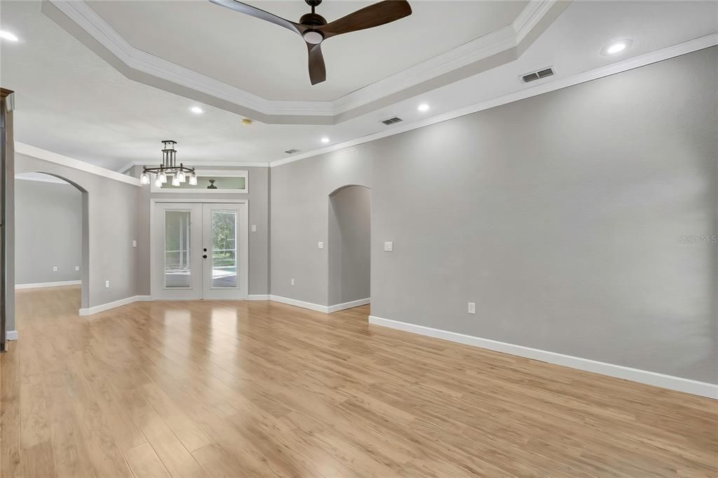 Activo con contrato: $409,000 (3 camas, 2 baños, 2174 Pies cuadrados)