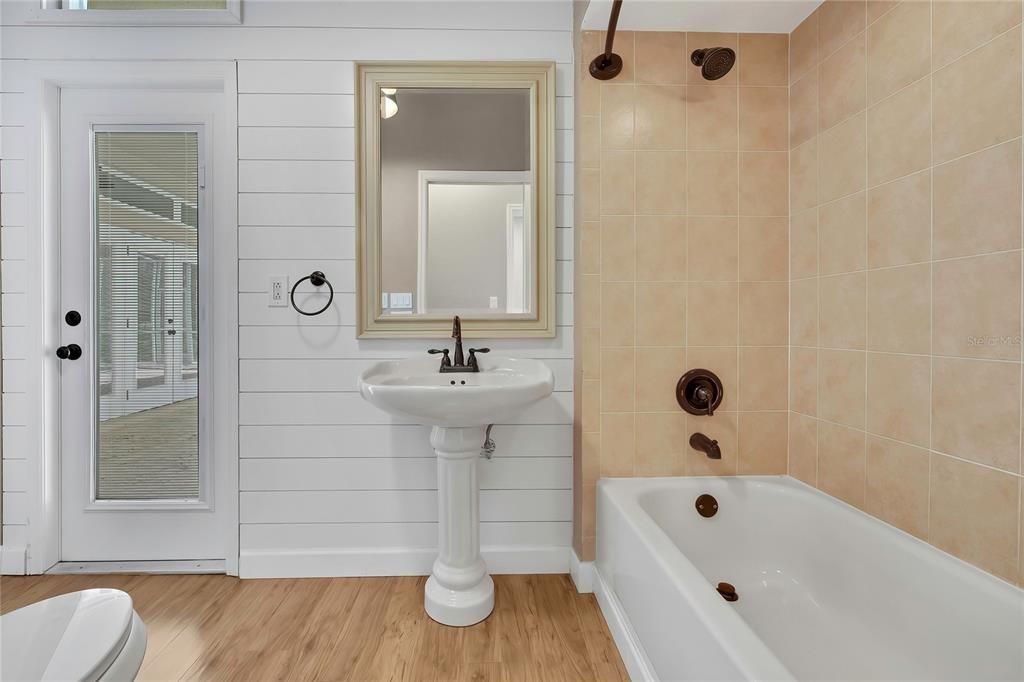 Activo con contrato: $409,000 (3 camas, 2 baños, 2174 Pies cuadrados)