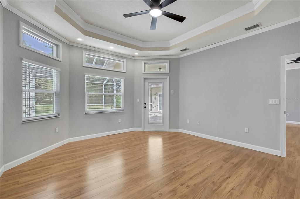 Activo con contrato: $409,000 (3 camas, 2 baños, 2174 Pies cuadrados)