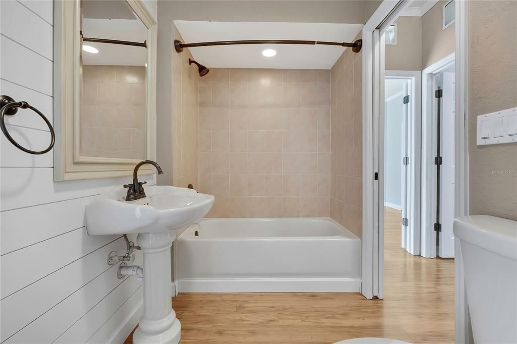 Activo con contrato: $409,000 (3 camas, 2 baños, 2174 Pies cuadrados)