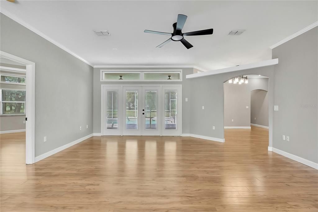 Activo con contrato: $409,000 (3 camas, 2 baños, 2174 Pies cuadrados)