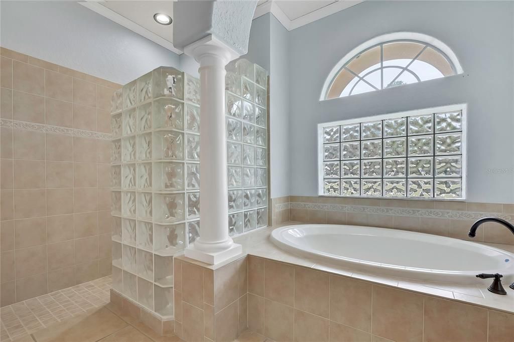 Activo con contrato: $409,000 (3 camas, 2 baños, 2174 Pies cuadrados)