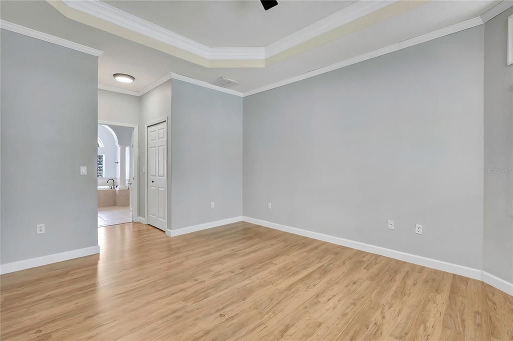 Activo con contrato: $409,000 (3 camas, 2 baños, 2174 Pies cuadrados)