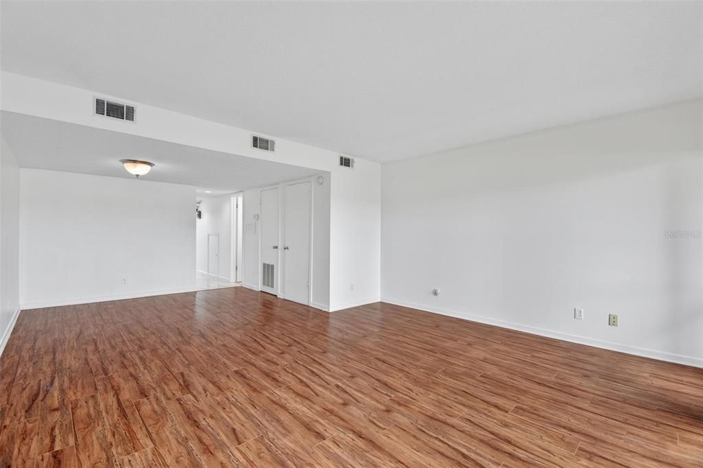 For Sale: $199,000 (2 beds, 1 baths, 1127 Square Feet)