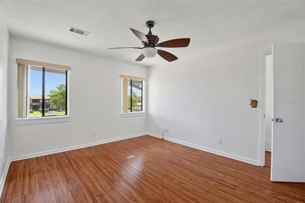 For Sale: $199,000 (2 beds, 1 baths, 1127 Square Feet)