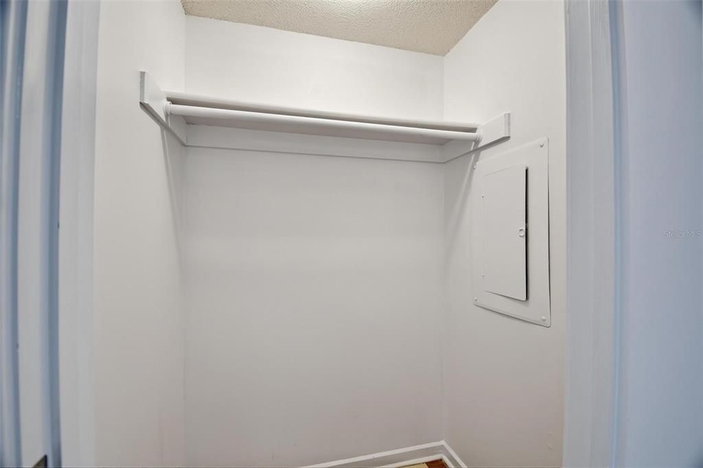 For Sale: $199,000 (2 beds, 1 baths, 1127 Square Feet)