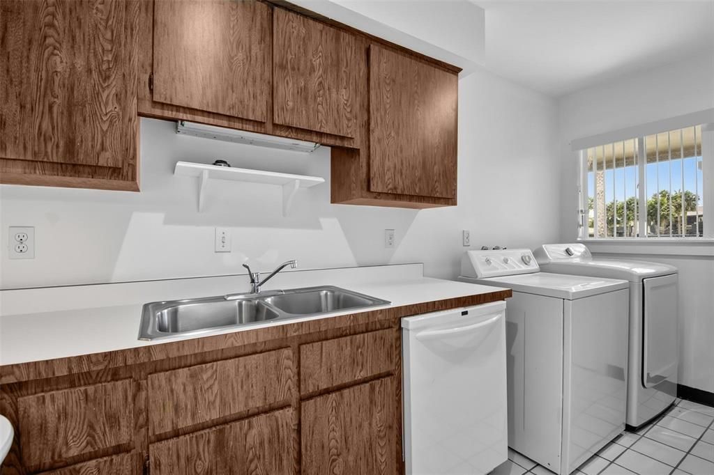 For Sale: $199,000 (2 beds, 1 baths, 1127 Square Feet)