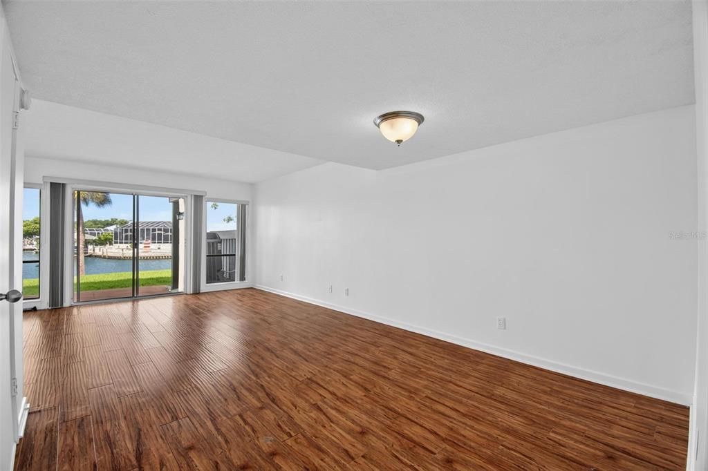 For Sale: $199,000 (2 beds, 1 baths, 1127 Square Feet)