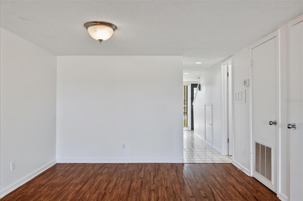 For Sale: $199,000 (2 beds, 1 baths, 1127 Square Feet)