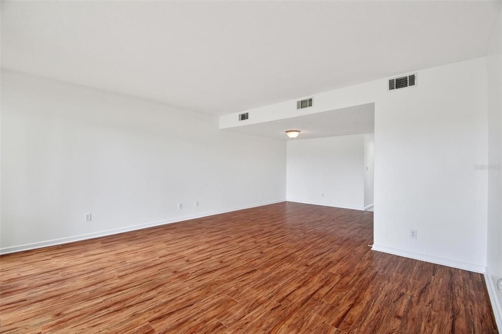 For Sale: $199,000 (2 beds, 1 baths, 1127 Square Feet)