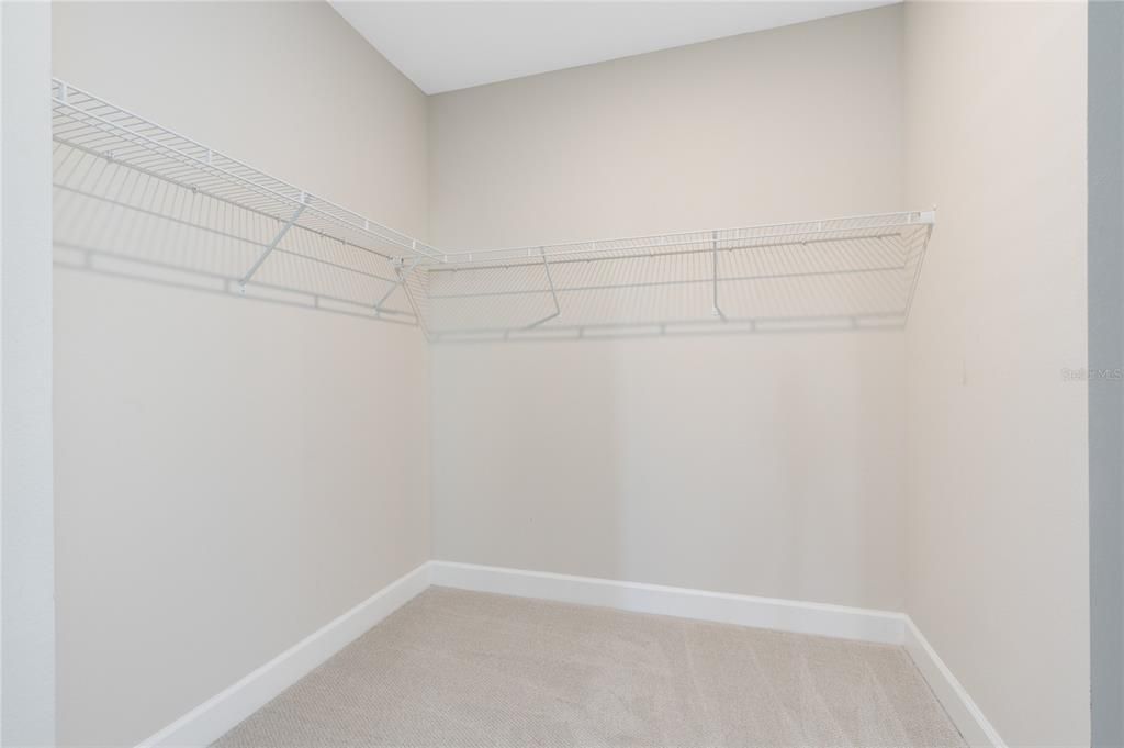 Activo con contrato: $3,850 (4 camas, 3 baños, 2526 Pies cuadrados)