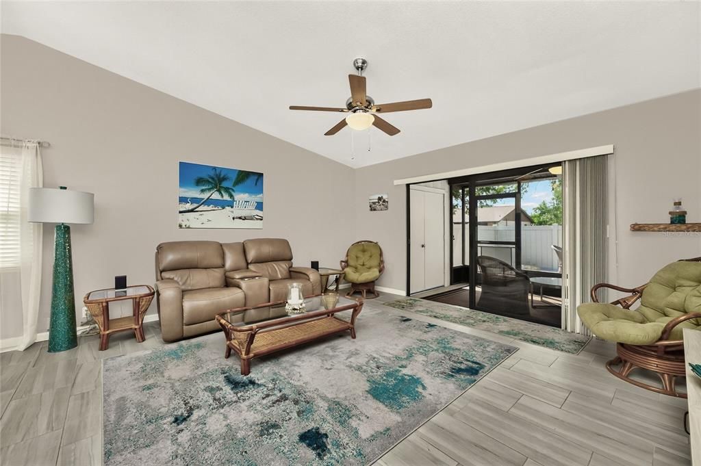 For Sale: $220,000 (2 beds, 2 baths, 1078 Square Feet)