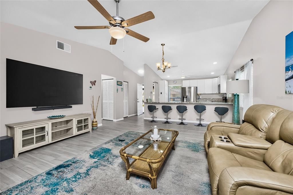 For Sale: $220,000 (2 beds, 2 baths, 1078 Square Feet)