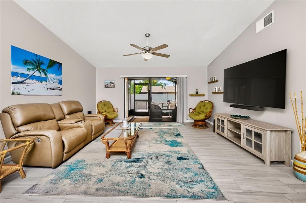 For Sale: $220,000 (2 beds, 2 baths, 1078 Square Feet)