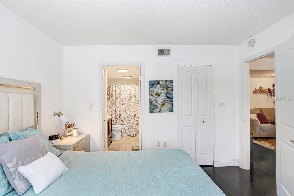 Active With Contract: $145,000 (1 beds, 1 baths, 734 Square Feet)