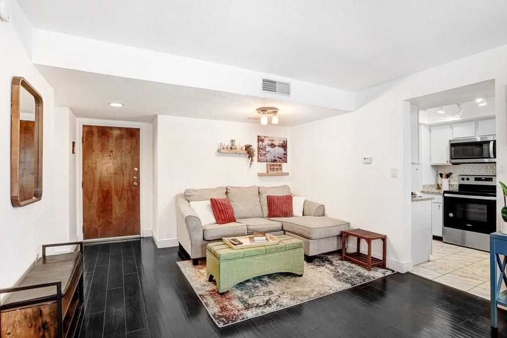 Active With Contract: $145,000 (1 beds, 1 baths, 734 Square Feet)