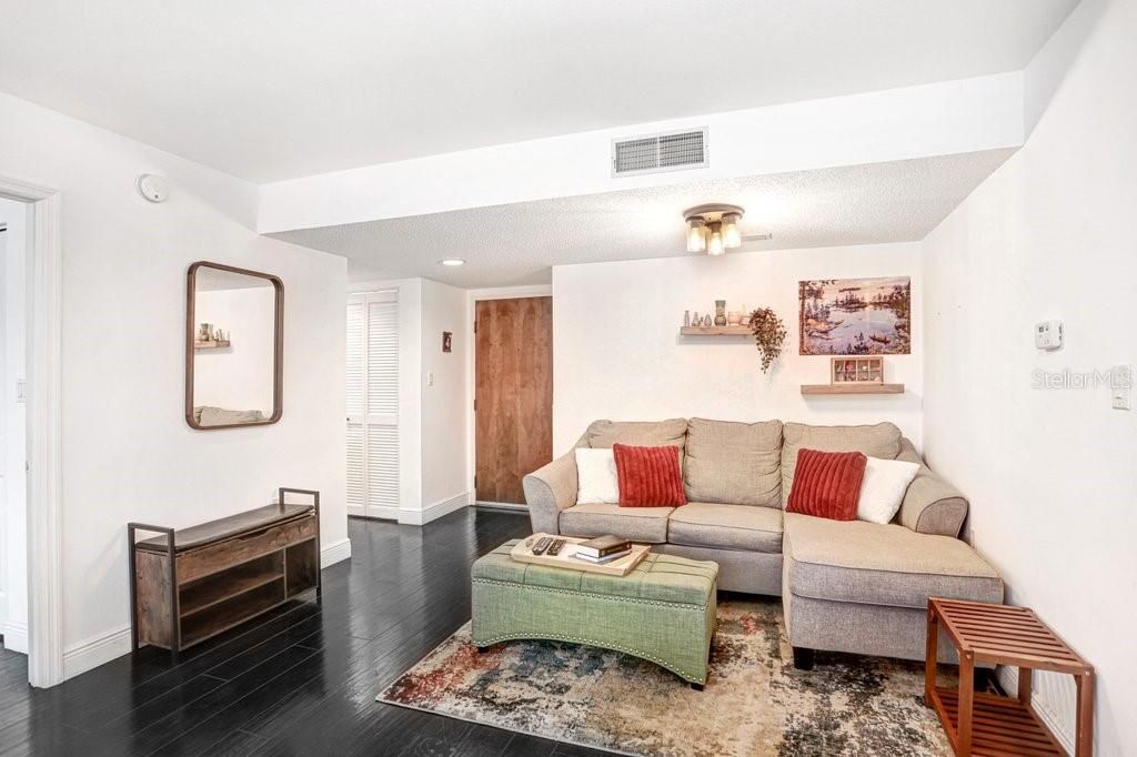 Active With Contract: $145,000 (1 beds, 1 baths, 734 Square Feet)