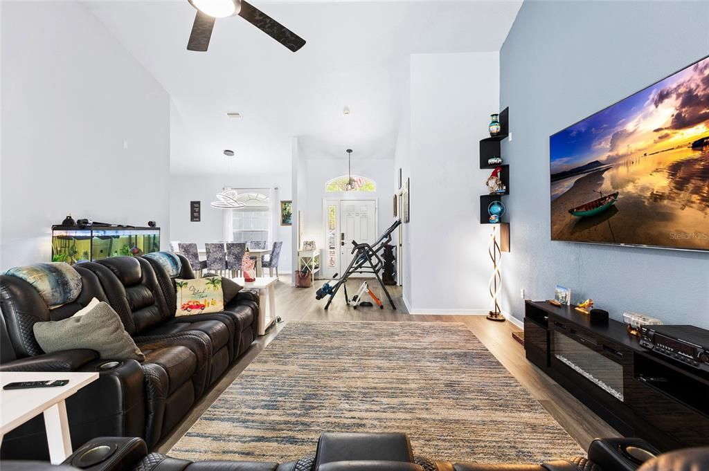 En Venta: $569,000 (4 camas, 2 baños, 2745 Pies cuadrados)
