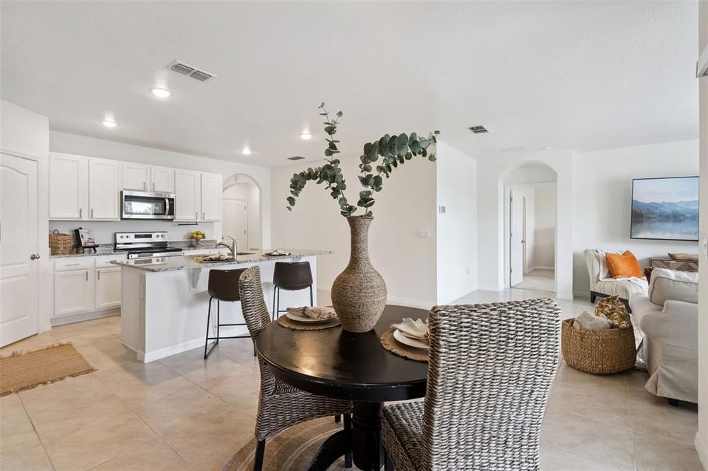 Activo con contrato: $349,999 (4 camas, 2 baños, 1830 Pies cuadrados)