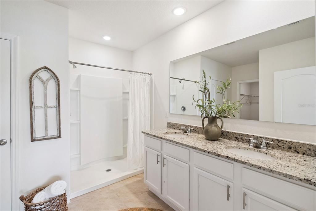 Activo con contrato: $349,999 (4 camas, 2 baños, 1830 Pies cuadrados)