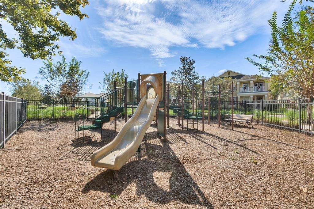 Activo con contrato: $349,999 (4 camas, 2 baños, 1830 Pies cuadrados)