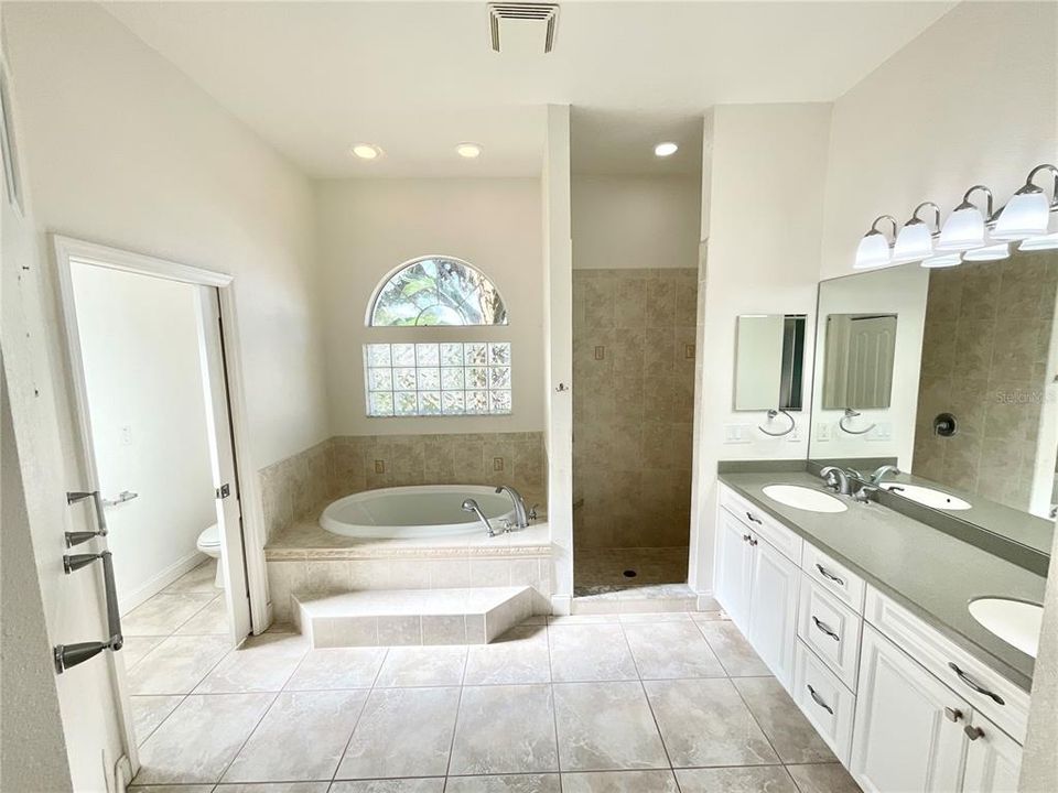 Active With Contract: $2,800 (4 beds, 2 baths, 1763 Square Feet)