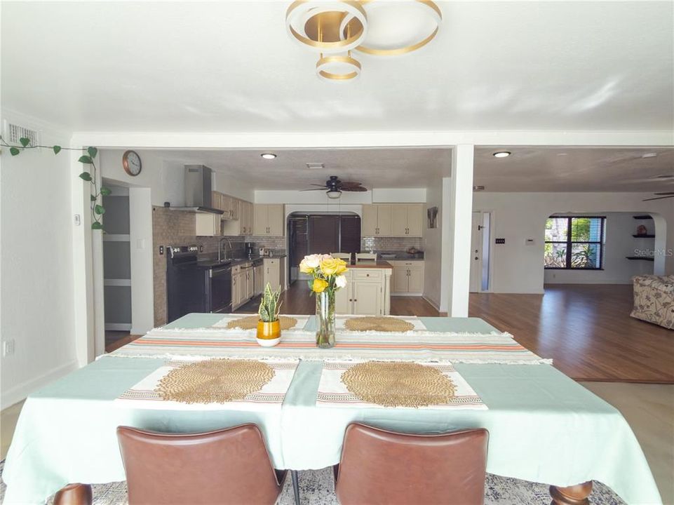 На продажу: $575,000 (3 спален, 3 ванн, 2576 Квадратных фут)