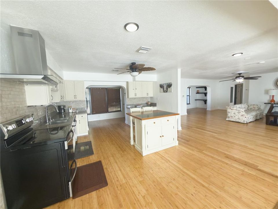 На продажу: $575,000 (3 спален, 3 ванн, 2576 Квадратных фут)