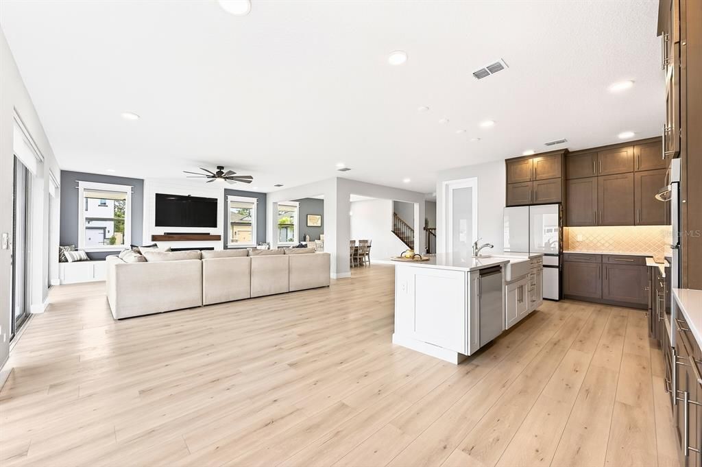 For Sale: $1,100,000 (5 beds, 4 baths, 4360 Square Feet)