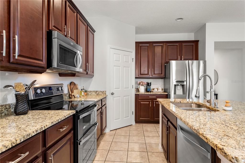 Activo con contrato: $579,900 (4 camas, 2 baños, 2626 Pies cuadrados)