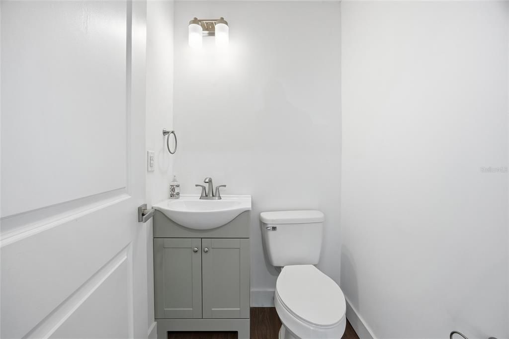 For Rent: $1,450 (1 beds, 1 baths, 997 Square Feet)